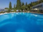 Hotel posiada zewnętrzny basen z leżakami i parasolami