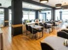 W sali restauracyjnej o poranku są podawane śniadania w formie bufetu