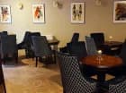 W obiekcie znajduje się restauracja z barem