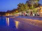 Hotelowa strefa relaksu rozpościera się wzdłuż brzegu i plaży