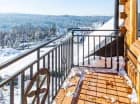 Posiada też balkon z widokiem na góry