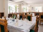 Wewnątrz czeka klimatyzowana sala restauracyjna