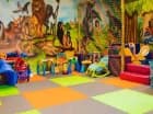 Kolorowa sala zabaw oferuje wiele atrakcji