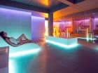 Przygotowano tutaj kryty basen, jacuzzi i sauny