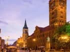 Hotel sąsiaduje z gotyckim kościołem Mariackim oraz Ratuszem Staromiejskim