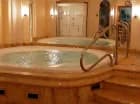 W strefie basenowej znajduje się również jacuzzi oraz sauna sucha