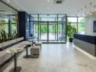 Jasne lobby urządzono nowocześnie i elegancko
