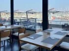 Z przeszklonej restauracji doskonale widać morze i marinę