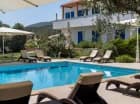 Hotel posiada urokliwy basen i widok na góry