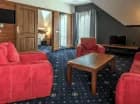 Przestronny apartament oprócz sypialni ma wygodną część dzienną