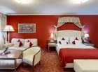 Apartament Junior Suite zawiera część dzienną obok sypialnej