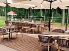 Latem hotelowa restauracja zaprasza do stolików na tarasie