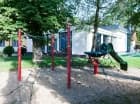 Dla dzieci przygotowany przyjemnie zacieniony plac zabaw