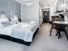 Każdy apartament posiada aneks kuchenny oraz stół jadalny