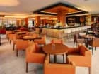 W hotelu jest też lobby bar z widokiem na jezioro