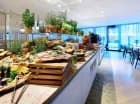 Śniadanie jest podawane w restauracji The Larder