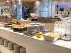Hotelowa restauracja codziennie podaje bufetowe śniadania i obiadokolacje