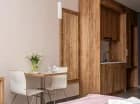 W Apartamencie Standard jest niewielki aneks kuchenny i stół z krzesłami