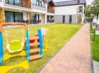 Jest tutaj trampolina i bezpieczne atrakcje dla najmłodszych