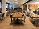 Hotelowa restauracja posiada przestronną salę jadalną