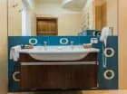 W łazienkach przy pokojach znajduje się prysznic, w apartamentach także wanna