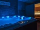 Do dyspozycji jest przestronne jacuzzi i sauna fińska