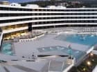 Hotel posiada atrakcyjny kompleks basenów zewnętrznych i wewnętrznych