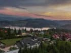ECO Active Resort Pieniny jest położony nad malowniczym Jeziorem Czorsztyńskim