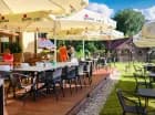 Letnia strefa z parasolami na tarasie restauracji