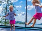 Na zewnątrz czeka na dzieci trampolina skryta w cieniu drzew