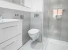 Każdy apartament posiada prywatną łazienkę z kabiną prysznicową