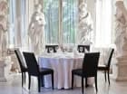 Pieczołowicie odrestaurowane posągi zdobią wnętrze restauracji