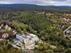 Hotel jest zanurzony pośród malowniczej przyrody