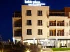 Hotel jest położony w odległości 5 minut spacerem od plaży