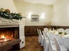 Zimą kominek dodaje uroku sali restauracyjnej