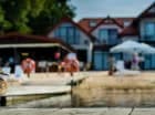 Hotel posiada piaszczystą plażę z drewnianym pomostem