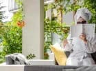 Na hotelowych tarasach wypijesz poranną kawę z widokiem na jezioro