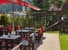 Na terenie hotelu znajduje się plac zabaw z trampoliną