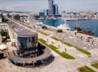 Hola Gdynia mieści się nieopodal Skweru Kościuszki, Akwarium i plaży miejskiej