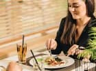 Hotel dysponuje restauracją i kawiarnią z barem