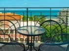 Balkon pokoju deluxe z bocznym widokiem na morze (side sea view)