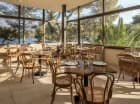 Jest tu bufetowa restauracja Unico oraz Soline, oferująca dania z karty