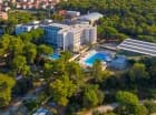 Hotel Adria**** jest położony pośród sosnowego lasu blisko plaży nad Adriatykiem