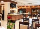 Wystrój restauracji jest stonowany, ale podkreślony detalami