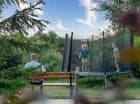 Trampoliny w ogrodzie
