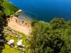 Goście mogą korzystać z prywatnej plaży z bezpiecznym zejściem do jeziora
