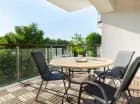 Dzięki wyjściu na balkon można rozkoszować się kawą na świeżym powietrzu
