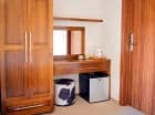 Pokój 2+2 comfort ma lodówkę i zestaw do parzenia kawy i herbaty