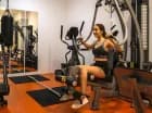 Goście mogą korzystać z sali fitness z różnorodnym sprzętem