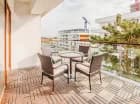 Każdy apartament posiada balkon z meblami ogrodowymi